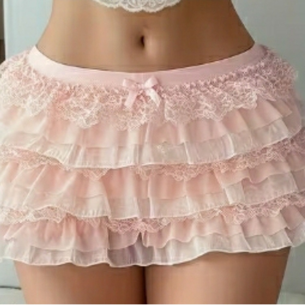 Cute Ruffle Pink Lace Shorts, dusty pink, size Medium, NWOT!